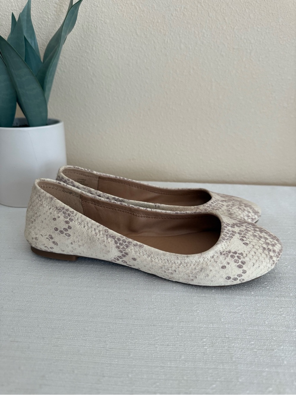 New Lucky Brand Emmie Women's Ivory Neutral Snakeskin Ballet Flats